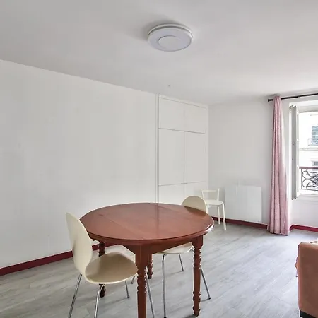 New! A Beautiful Flat In Saint Georges! Paryż